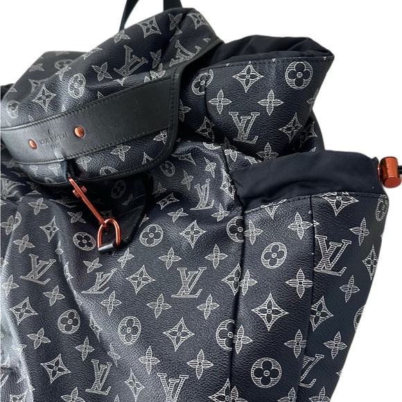 Louis Vuitton Black Backpack with Monogram Pattern and Drawstring Closure - Picture 4 of 5